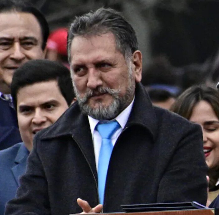 miilitamercedes's tweet photo. 🔴🔵Ⓜ️ De acabó el Show: Luis Rubio presentó su renuncia “irrevocable” a su candidatura a la alcaldía de Lima por el partido Renovación Popular.
Luis Rubio no quiere ni desea ser el TITERE de RLA https://t.co/XaP0i97AVI