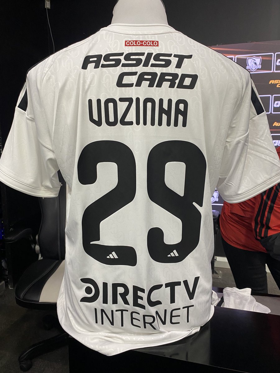 rodrigogomezf's tweet photo. Vozinha recibe la camiseta de Colo Colo!! 

En su presentación oficial el arquero de Cabo Verde respondió un total de 30 preguntas.

La rueda de prensa se extendió por una hora y 27 minutos. Hubo más de 70 medios acreditados. 

@Cooperativa https://t.co/suODGqWoVY