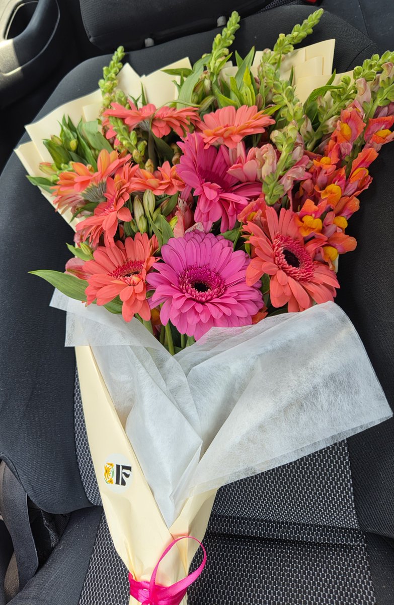 ElMoPe1599's tweet photo. La vdd es que @mfersoto99 también hace arreglos florales muy bonitos, algún día quizá le queden igual de lindos que a mí. https://t.co/U2nNOVlR2b