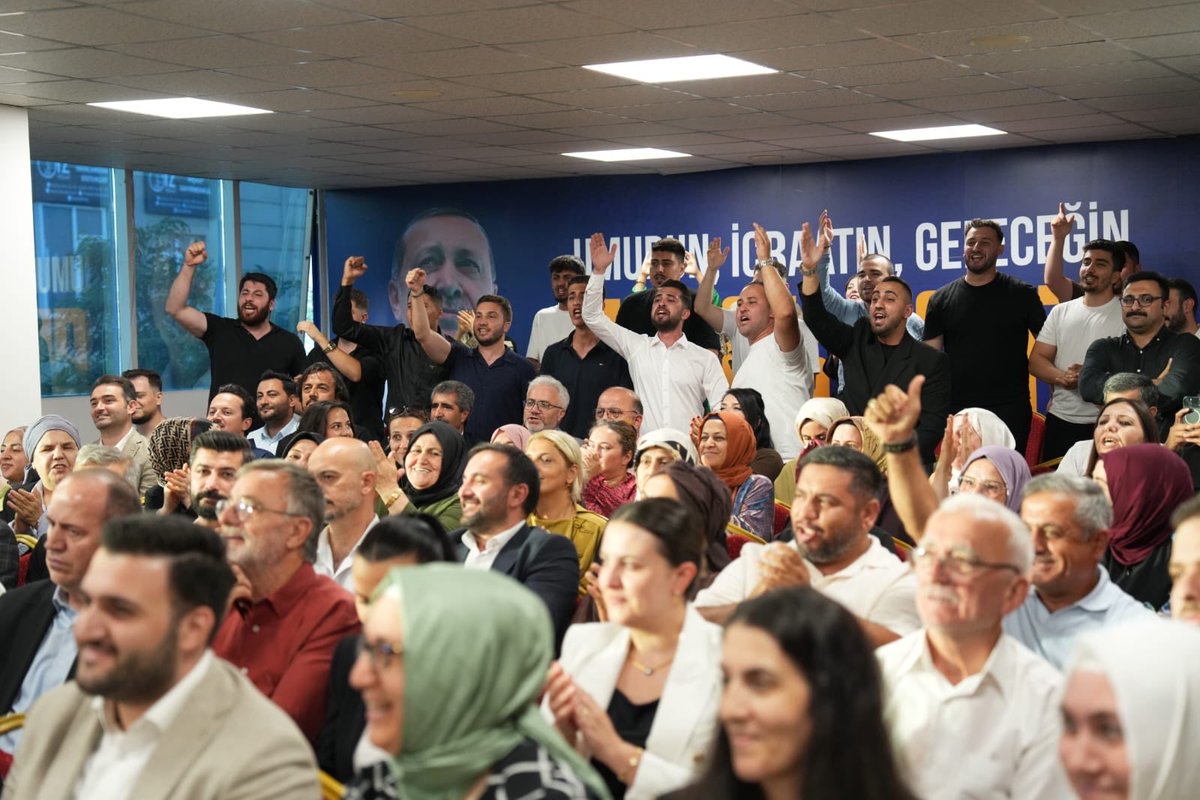 EyupKocalar's tweet photo. Genişletilmiş İlçe Toplantımızı; İlçe Başkanımız Şeref Çolak başkanlığında, İl Başkanımız Abdullah Özdemir, İl Gençlik Kolları Başkanımız Nevzat Yüce, Belediye Başkanımız Eren Ali Bingöl ve teşkilatımızın yoğun katılımıyla gerçekleştirdik. https://t.co/JHh1AkLUdI