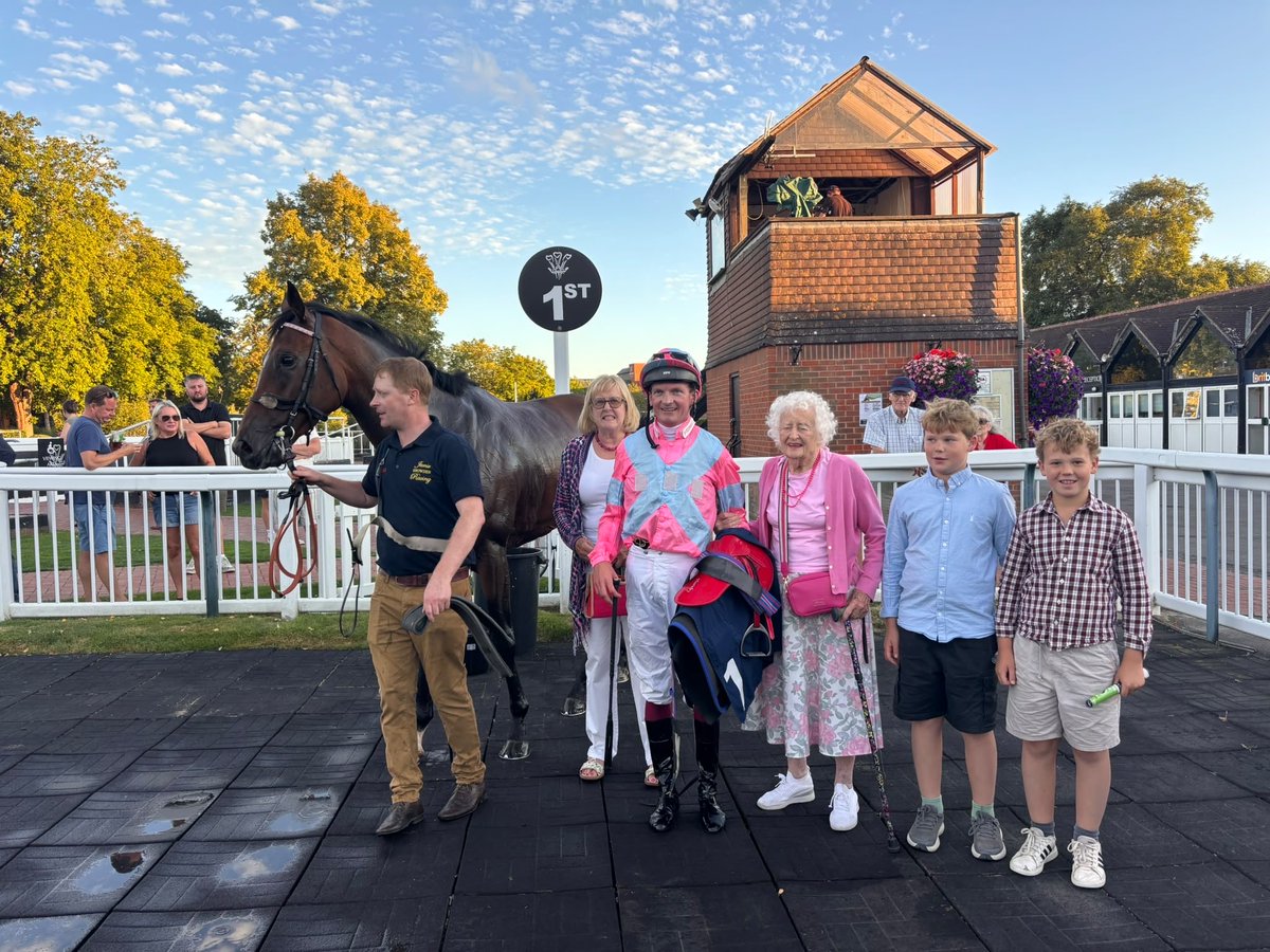 lucy_snowden's tweet photo. π₯ winner on the flat over 1m3f for team @jamiesnowden as #HopeRising wins @LingfieldPark under @rob_hornby18 for owners One More Moment Of Madness. Lovely to see this 3 time hurdle winner break her maiden on the level. @Fitzdares #PhoenixOfSpain #TeamJSR π₯π₯π https://t.co/tospjO2ncR