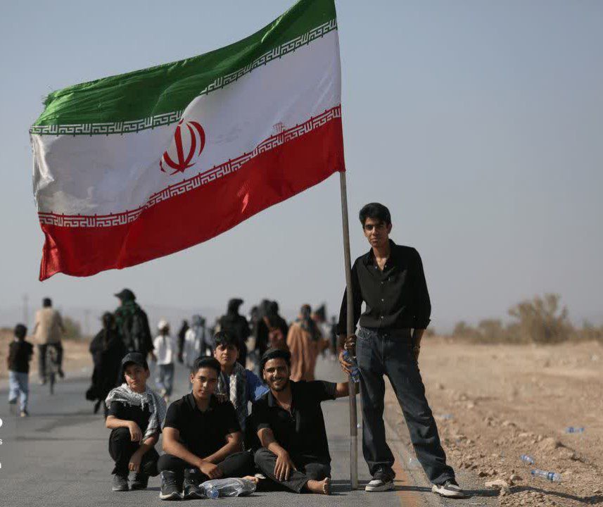 Yavar3138's tweet photo. هر کسی که امروز در کرمان قدم در مسیرِ جاماندگان گذاشته، یعنی بخشی از لشکرِ بزرگِ امامِ زمان(عج) است. بیعتِ ما با حسین(ع)، تا ظهور ادامه دارد. 🚩

#رستاخیز_امت
 #یا_لثارات_الحسین https://t.co/jT7cbfQKEG