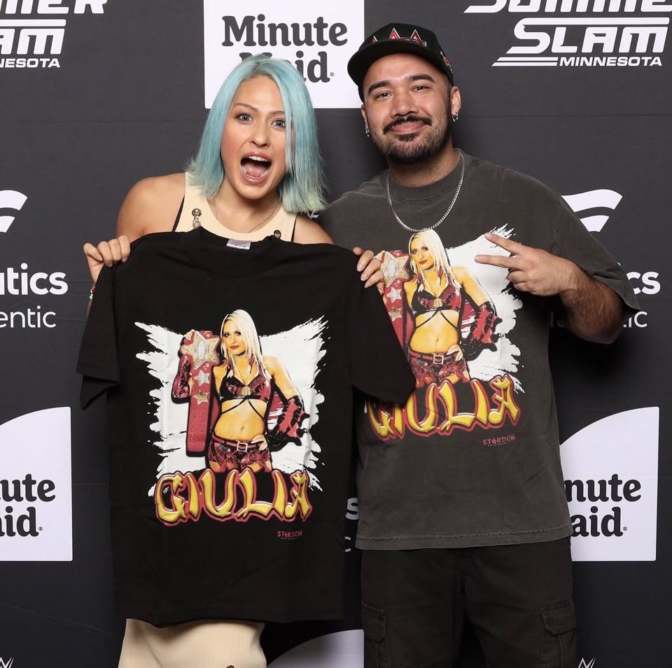 Immafindubro's tweet photo. It’s great to see the love between Giulia and her fans plus the support from her fellow wrestlers ♥️💙🖤💐👑🔥 #GiuliaForever https://t.co/uJMZgrFPR1