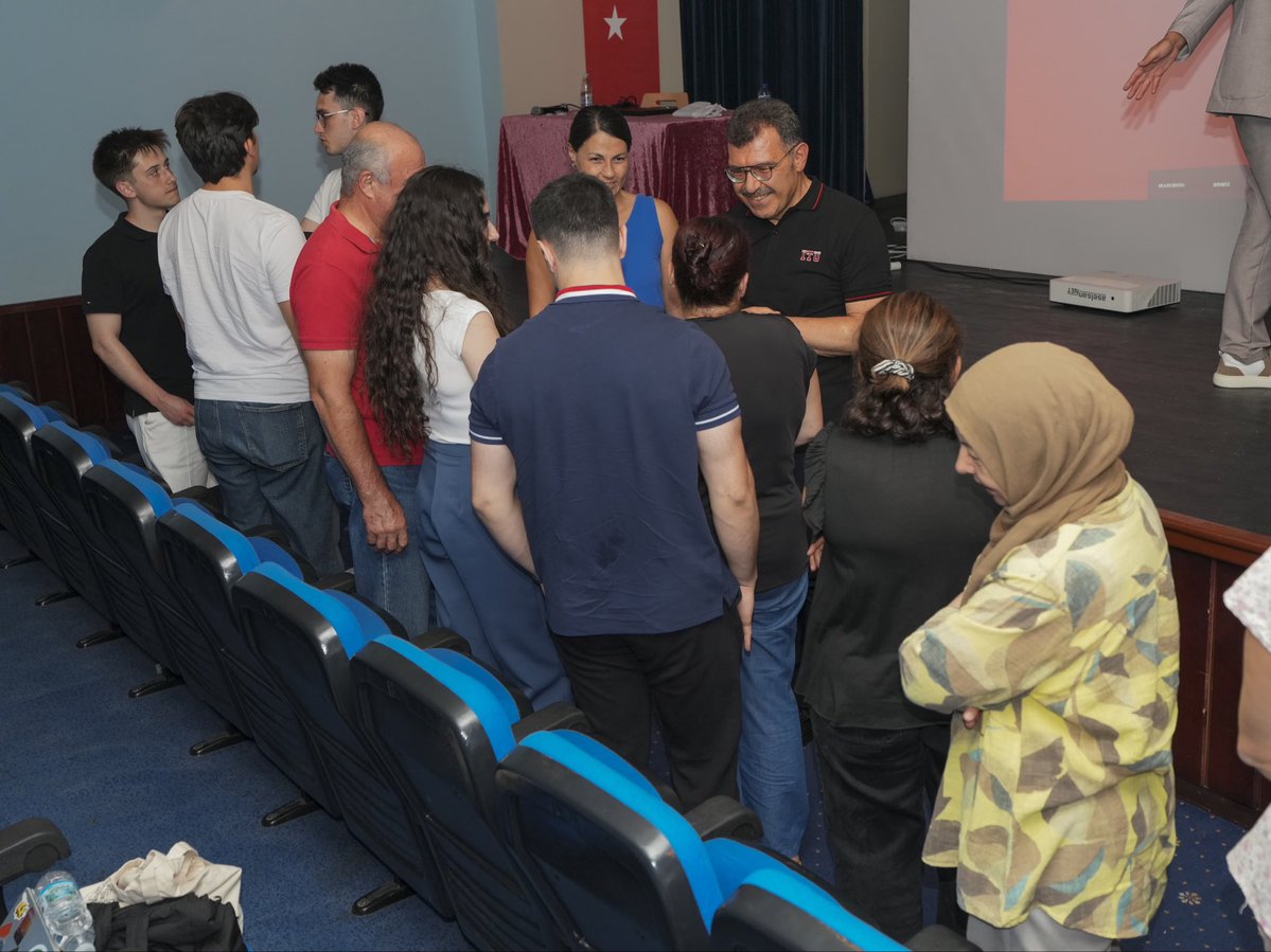 ProfHasanMandal's tweet photo. Kovandan uzaklık: 305 km 📍

Memleketim Eskişehir'de, tercih dönemindeki öğrencilerimiz, kıymetli aileleri ve mezunlarımızla bir araya geldik. 🐝

Eskişehir İTÜ Mezunları Derneği'nin (EsİTÜM) ev sahipliğinde gerçekleşen buluşmada; 

mezunlarımız İTÜ'deki yıllarını ve kariyer deneyimlerini aday öğrencilerimizle paylaşırken, üniversitemizin öğrenme ortamı, araştırma ekosistemi ve tercih sürecine ilişkin merak edilen başlıklar üzerine sohbet ettik. 🌎

Öğrencilerimizle birlikte, "Süperkahraman olmak mı, Voltran oluşturmak mı?" sorusu üzerine düşünürken; 

başarının bireysel yetkinliklerin ötesinde, farklı disiplinlerin ve farklı bakış açılarının bir araya gelmesiyle, birlikte öğrenme ve birlikte iş yapma kültürüyle mümkün olduğunu değerlendirdik. 

İTÜ'de öğrencilerimiz; proje takımlarımızdan öğrenci kulüplerimize, araştırma laboratuvarlarımızdan girişimcilik ekosistemimize uzanan ders dışı öğrenme ortamlarında bu kültürü deneyimleme fırsatı buluyor. 🏫

Farklı disiplinlerden akranlarıyla birlikte geliştiren ve birlikte üreten öğrencilerimiz; mezuniyet sonrasına bırakılmaması gereken yetkinlikleri, üniversite yıllarında gerçek deneyimlerle kazanıyor.

Bu anlamlı buluşmaya ev sahipliği yapan EsİTÜM'e, deneyimlerini aday öğrencilerimizle paylaşan mezunlarımıza ve programa katılan tüm öğrencilerimize ve kıymetli ailelerine teşekkürlerimi sunuyor; tercih dönemindeki tüm aday öğrencilerimize başarılar diliyorum.

@EsITUMDer
@itu1773