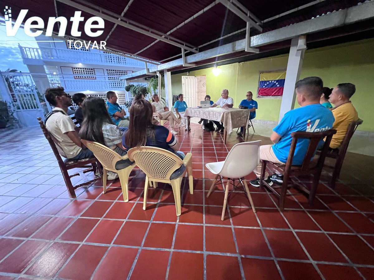 VenteMerida's tweet photo. San Francisco se mantiene firme y organizado. 

El equipo de #VenteTovar,  junto a nuestro Coordinador Municipal Frank Molina, sostuvieron reunión de trabajo con la estructura parroquial de San Francisco. 

La libertad se defiende con valentía y organización. https://t.co/UzHg0DhiJx