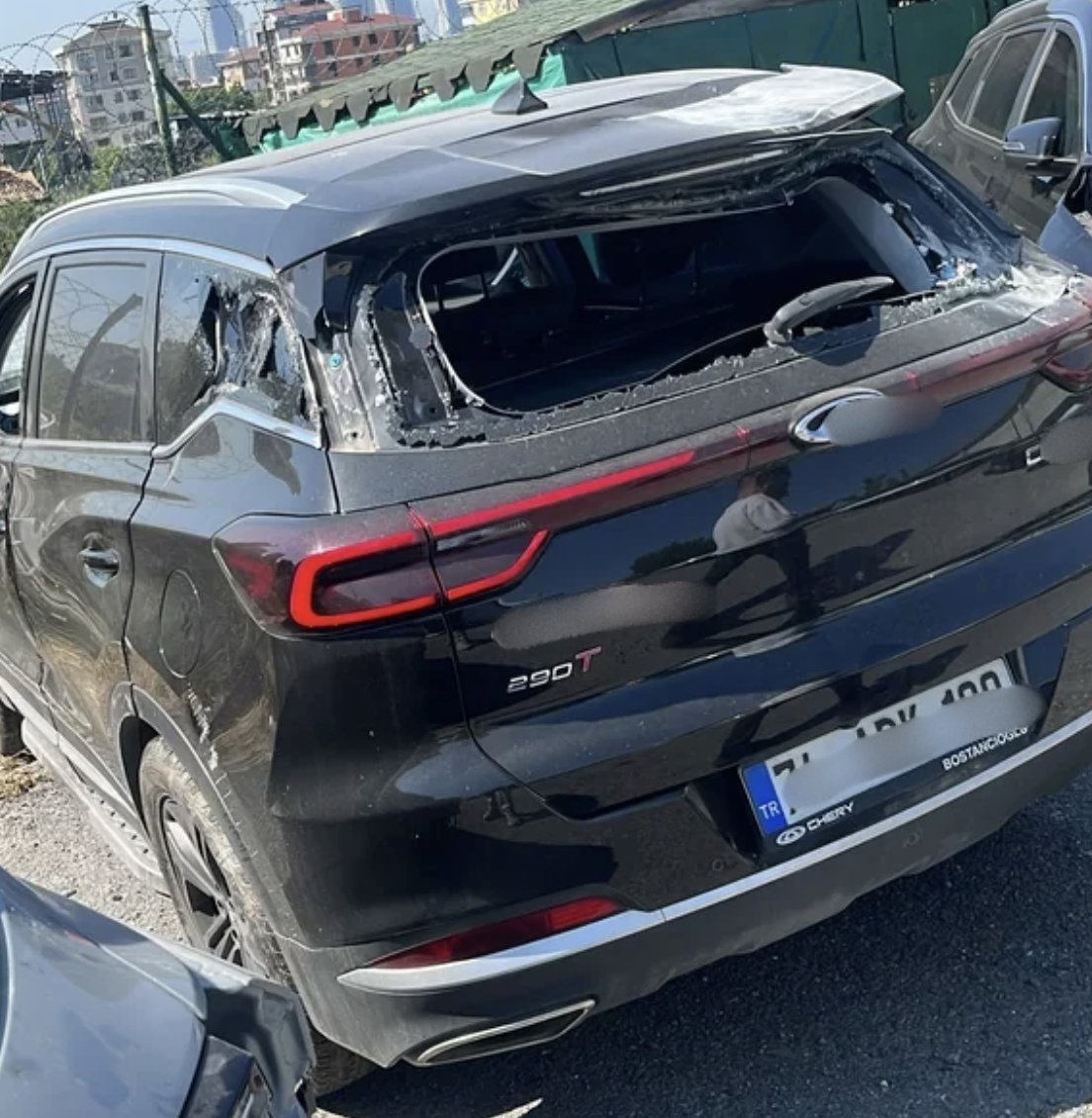 bosunatiklama's tweet photo. Sunrooftan ses geldiği için aracını servise bırakan vatandaşın aracı, test sürüşü sırasında pert oldu. https://t.co/QJRKmhIw1u