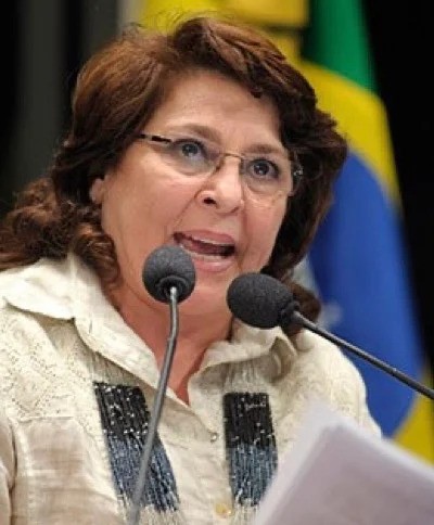 liberta___depre's tweet photo. Vereadora quer declarar Neymar 'persona non grata' em Belém. 

A vereadora Marinor Brito (PSOL) informou que pretende apresentar na Câmara Municipal de Belém uma proposta para conceder ao atacante Neymar Jr. o título de persona non grata na capital paraense. A iniciativa surge após a repercussão de um episódio envolvendo o camisa 10 do Santos e o volante Edson Fernando, do Remo, durante partida das oitavas de final da Copa do Brasil.

A parlamentar afirmou que a atitude do jogador santista foi vista como uma demonstração de desrespeito ao futebol paraense. Durante o confronto, o atacante do Peixe puxou a camisa de Edson Fernando para conferir o nome do adversário, gesto que rapidamente viralizou nas redes sociais.

Marli Brito criticou a postura do atleta e declarou que a situação ultrapassou os limites da rivalidade esportiva. Segundo ela, o episódio foi interpretado como uma forma de deboche ao povo paraense e ao Clube do Remo.

Via: @oliberal 

📷Divulgação