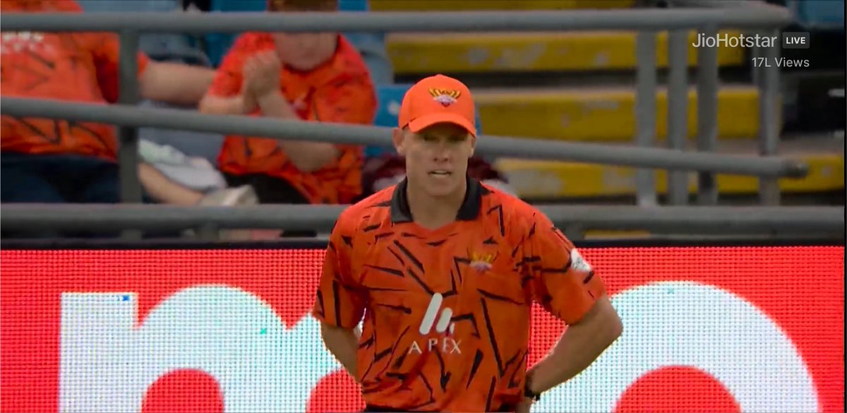 Brevisnation12's tweet photo. Nathan Ellis gets 2 wickets in his first over 💛

That yorker to James Coles was 🔥🔥 https://t.co/5jMLfutkui
