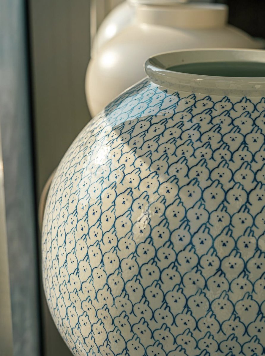 creative_i_p's tweet photo. 韓国の陶芸家、송지호 (Jiho Song)氏の作品。 白磁に藍色の呉須で絵付けした「染付」を現代にアップデートしたような、ポップでゆるい雰囲気が流行りそう…
https://t.co/DwxMtCFflX https://t.co/g4PnFQ9A8c