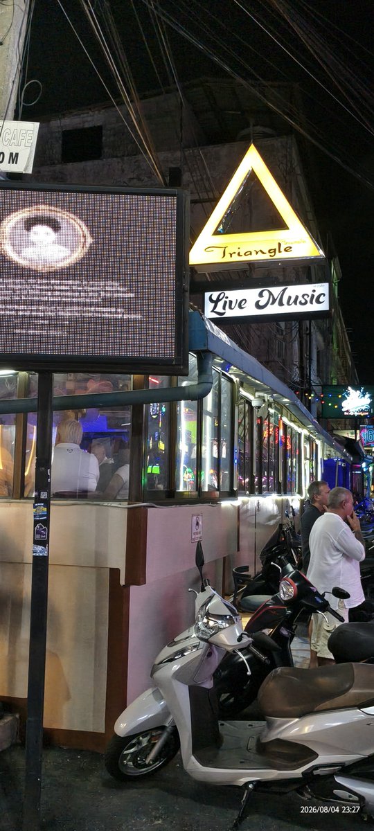 ToshiTravel7777's tweet photo. 8月4日(火)タイ旅行8日目・夜の豚

夜の部は、火鍋屋に行くも閉店していたので、またもやムーガタへ
その後バーに1軒寄ってホテルに戻る
休憩後、23時半から｢Triangle Bar｣へ
ラストまでステージを見て、メンバー全員とおやすみの(？)握手をして帰還
↓ナンシーちゃんの熱唱🎤

#タイ旅行 #パタヤ https://t.co/x2xwlnSeRo