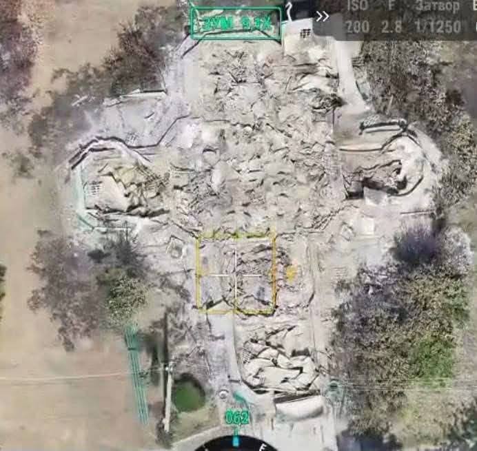 OlenaWave's tweet photo. In #Beryslav, #Kherson region, Russian fascists used a drone to burn down the oldest #Cossack #church in southern #Ukraine. 

It was built in 1784. It survived the Bolsheviks and World War II. It did not survive the invasion by the "defenders of canonical #Orthodoxy." https://t.co/OIMRtt3sWO