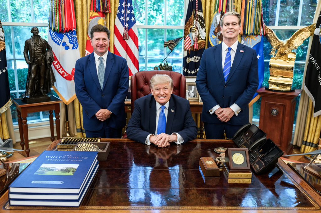 TrumpGesar35213's tweet photo. Jay Clayton has officially been sworn in as U.S. Director of National Intelligence by SecScottBessent in the Oval Office. 🇺🇸 https://t.co/HsDD4WLGoi
