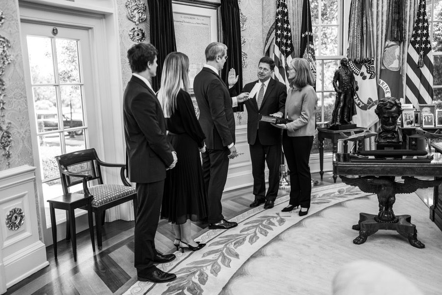 TrumpGesar35213's tweet photo. Jay Clayton has officially been sworn in as U.S. Director of National Intelligence by SecScottBessent in the Oval Office. 🇺🇸 https://t.co/HsDD4WLGoi