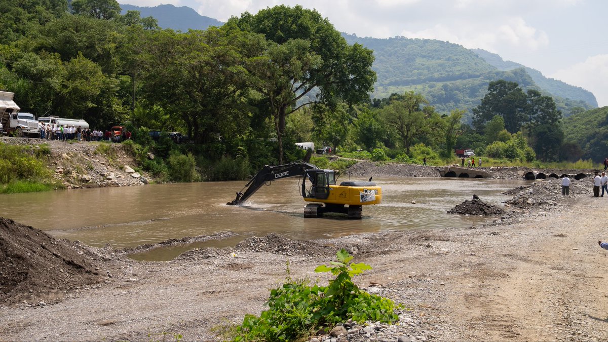 juliomenchaca_'s tweet photo. Hoy en Huehuetla revisamos los avances en la construcción del puente "Zicatlán". 

Sumamos esfuerzos para conectar a más de 40 comunidades con caminos dignos y  traslados más seguros para las familias. 

#PrimeroElPueblo https://t.co/BNqw2fzv08