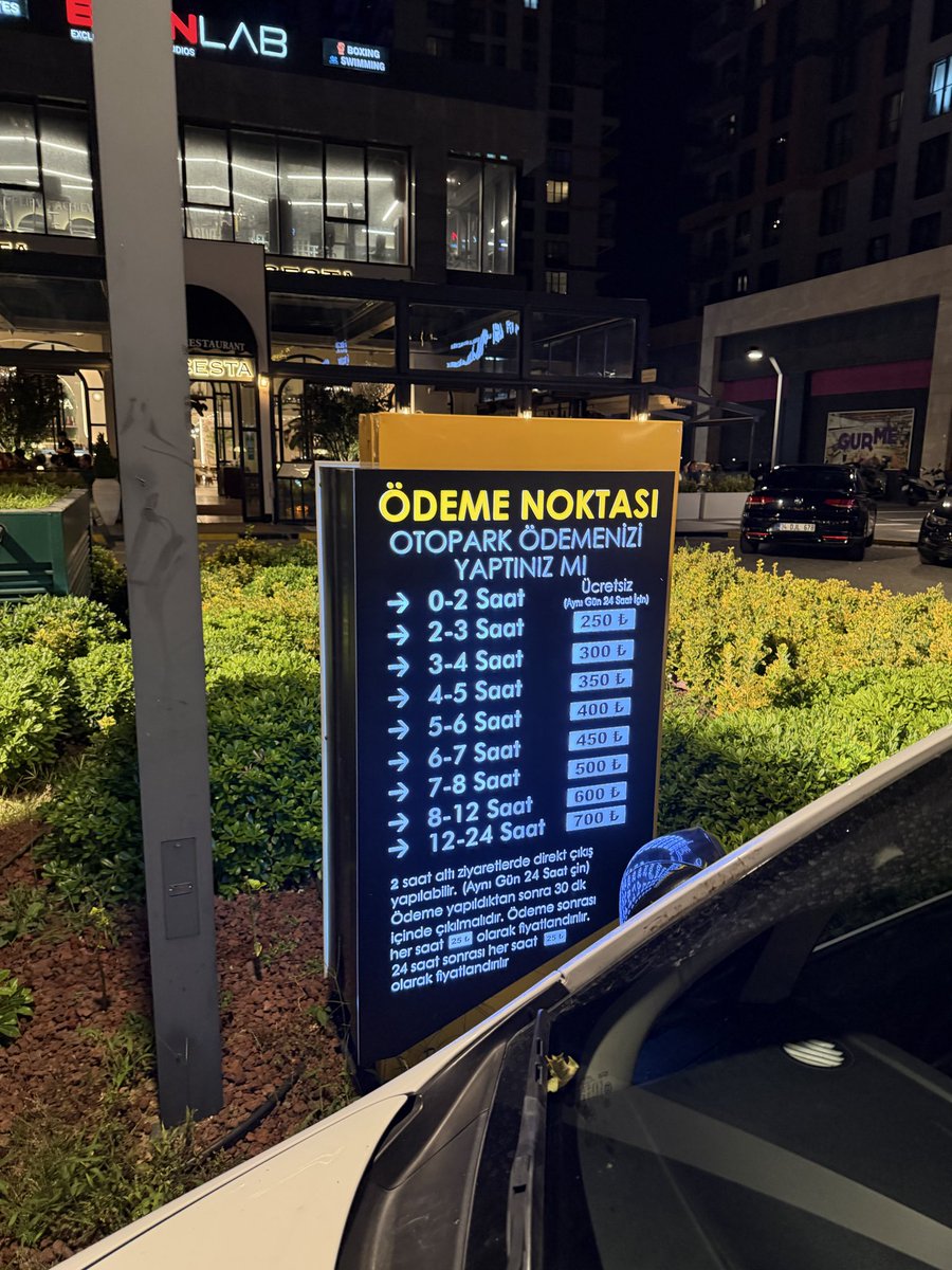SAMETALBAYRAK53's tweet photo. @umraniyebeltr  @ismetyildirimtr  kanunen 03 saat ücretsiz olması gereken otopark 2 saat ücretsiz 2 saat sonrası 250 TL para istiyorlar ilgilenebilir misiniz Avrupa konutları Çarşı https://t.co/dwezKAEJnk