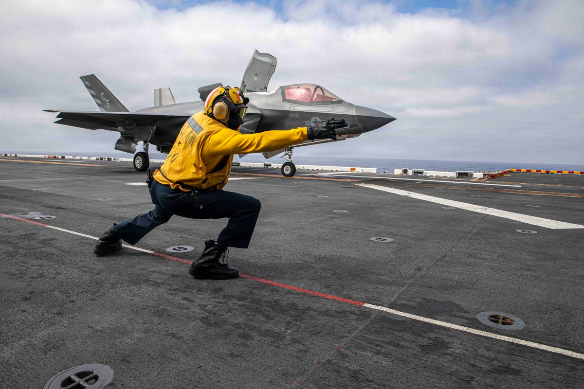 USPacificFleet's tweet photo. ✈️⚓ F-35B Lightning II aircraft launched from USS Makin Island (LHD 8) during routine operations with the Makin Island Amphibious Ready Group and the 13th Marine Expeditionary Unit, strengthening Navy-Marine Corps readiness and lethality at sea. #USNavy #USMC #ReadyToDefend https://t.co/WeEkFPEvNQ