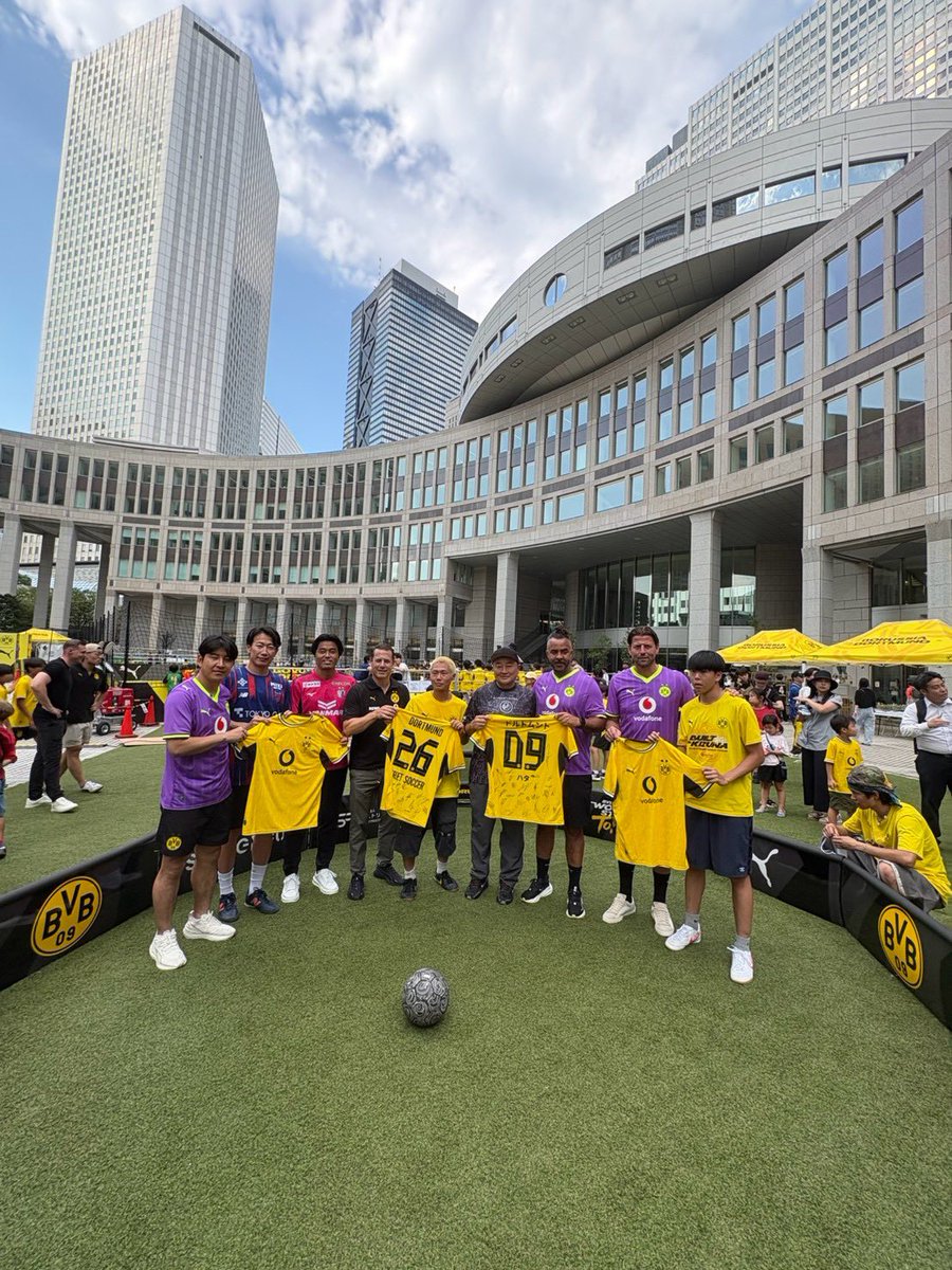 jstreetfootball's tweet photo. Built together. 💛🖤
@BVB @BlackYellow @BVBjpn @hata_street 
#bvb #blackyellow #streetsoccer #streetfootball #panna #ボルシアドルトムント #ストリートサッカー #サッカー #都庁 https://t.co/BkrRBTyDVy
