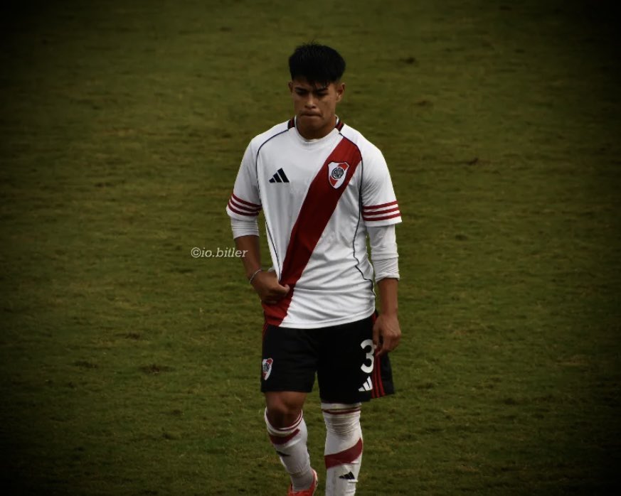 ph_iobitler's tweet photo. 💪🏻 ¡𝐃𝐄𝐁𝐔𝐓 𝐄𝐍 𝐋𝐀 𝐑𝐄𝐒𝐄𝐑𝐕𝐀!

⚔️ Thiago Melián, defensor lateral izquierdo 2009, hizo su estreno en la categoría dirigida por Marcelo Escudero esta tarde vs. Gimnasia y Esgrima de Mendoza durante la fecha 3 del Torneo Proyección Clausura.

🔄 Ingresó a los 31 minutos del complemento con el dorsal número 13.
