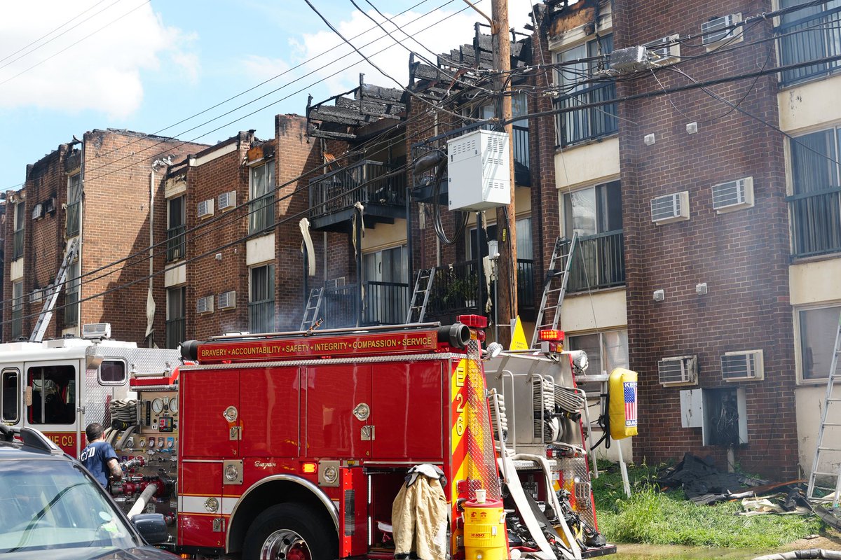 PenguinSix's tweet photo. 2-alarm fire destroys apartment building in southeast DC. Dozens displaced. https://t.co/5BelknBUAK