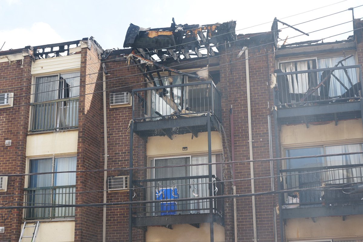 PenguinSix's tweet photo. 2-alarm fire destroys apartment building in southeast DC. Dozens displaced. https://t.co/5BelknBUAK