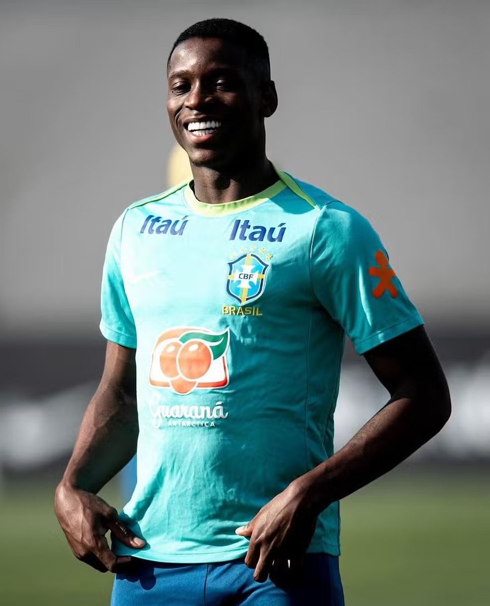Oledagavea's tweet photo. 🚨 A diretoria rubro-negra trabalha com duas frentes bem definidas na janela de transferências.

A estratégia é clara: não vai ceder a pressões externas. Se a negociação por Thiago Almada não avançar, todos os esforços e recursos serão direcionados a Luiz Henrique, com quem já mantém contatos há anos.

O técnico Leonardo Jardim prioriza o meia argentino, mas o plano B está totalmente pronto para ser colocado em prática assim que necessário.

🗞️ @diogodantas | @OGlobo_Esportes 
📸 CBF/Seleção Brasileira
