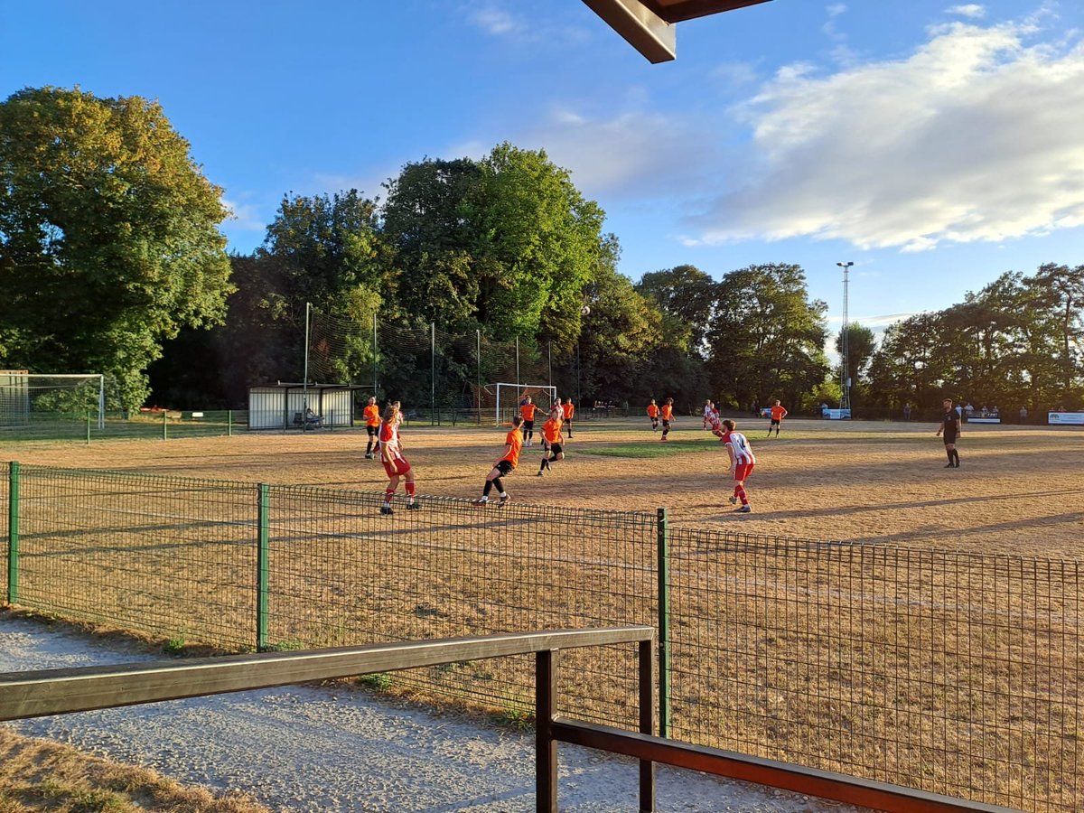 HopperBee's tweet photo. Football Ground #️⃣4️⃣0️⃣3️⃣
⚽️ @KintburyRangers v @lymingtontownfc
🏆 @WessexLeague Division One
🏟 Kintbury Recreation Ground

Lovely new ground to visit on a sunny evening in West Berks. https://t.co/NsmEBLIhxQ