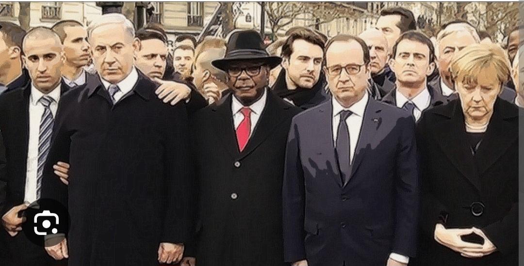 BoussardFr84098's tweet photo. Le Patriot act américain🇺🇸 de 2001, comme la loi sur le renseignement 🇫🇷 français de 2015 étaient-elles des étapes préparatoires qui devaient permettre de surveiller/museler/éliminer les opposants aux injections dans le cadre de l'attaque biologique mondiale planifiée (Event 201) et lancée en 2020 ? 
Les attaques du 11 septembre 2001, du Bataclan, de Charlie Hebdo et de l'Hyper Cacher (2015) s'inscrivent elles dans la même chronologie, avec à chaque étape la participation des agents du Mossad Jeffrey Epstein et Ghislaine Maxwell, ainsi que la présence diffuse de Benjamin Netanyahu, ami de Larry Silverstein et d'Ehud Barak ? 
Les lois mises en place officiellement dans le cadre de la lutte contre le terrorisme islamiste, aux USA et en France, ont-elles alors été utilisées dans le cadre du terrorisme biologique lors des attaques Sars-cov 2 ? 
Questions lancinantes...