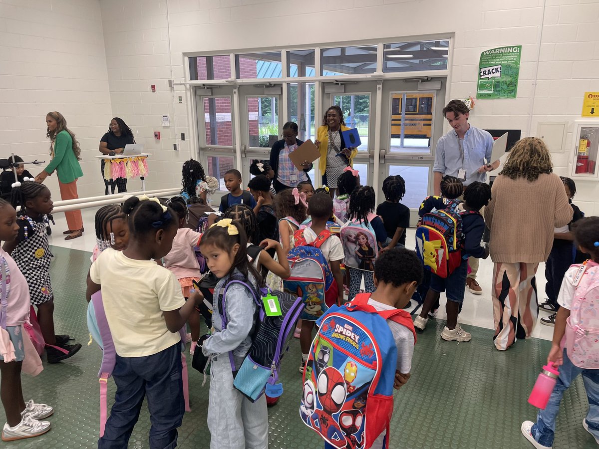KrystalShaw9's tweet photo. Afternoon dismissal at @BethlehemES_HCS was focused on student safety and consistency in routines! It’s a great day to be a Bobcat! @FreesEdWorld @RoxannEvan46848 @kvt_11_3 @DrKeshaJones1 @AntonioMattox2 https://t.co/LAZfPVL457