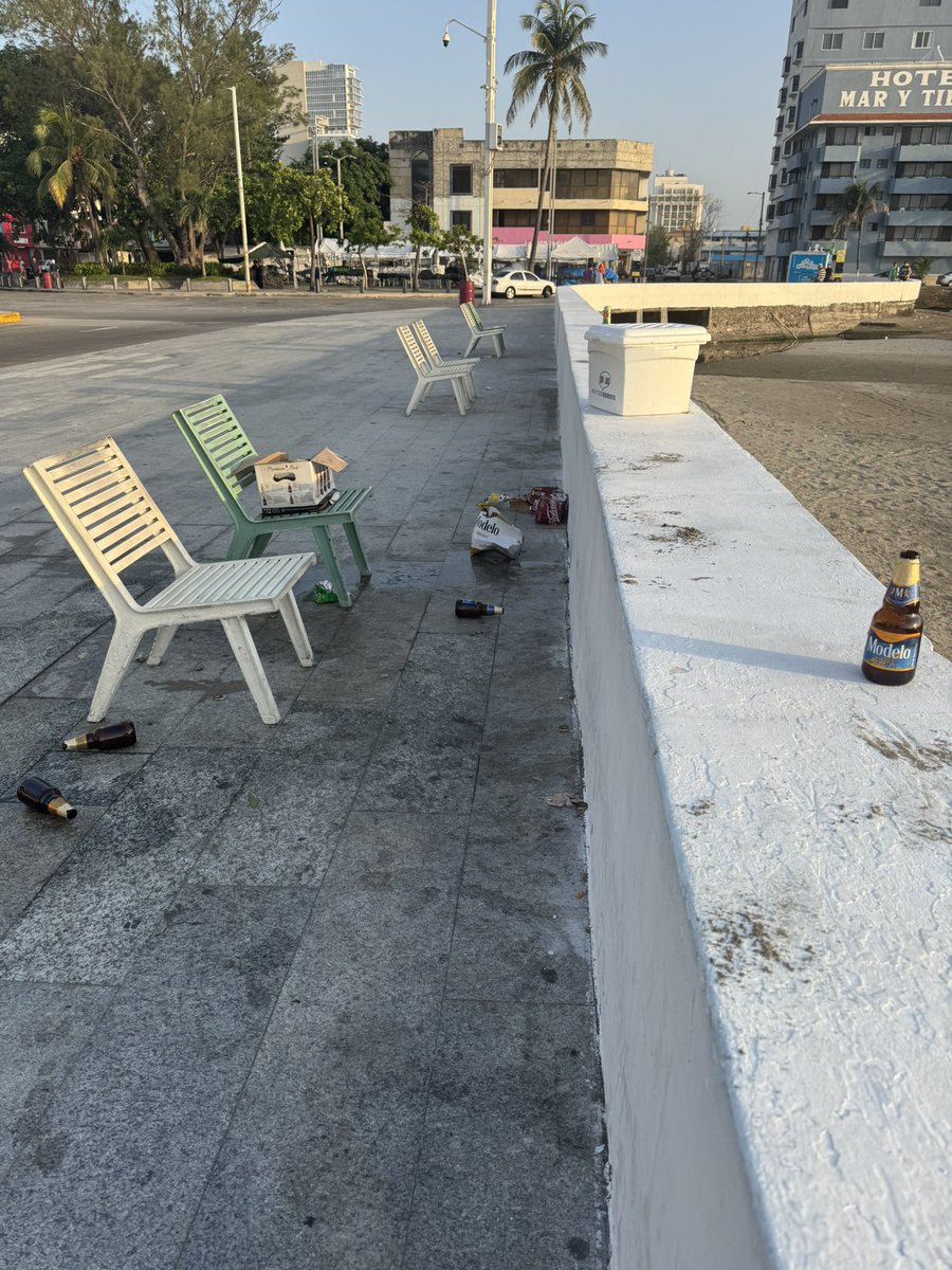 MaTere_Mendoza's tweet photo. Apreciable turista:
Nos da mucho gusto que visites el puerto de Veracruz y disfrutes lo que la ciudad ofrece, pero no seas cochino, por favor.

Las playas lucen así, aunque hay botes de basura cercanos, tiran porquerías por todos lados.

Demuestra tu educación, por favor. https://t.co/Nxn462vBel