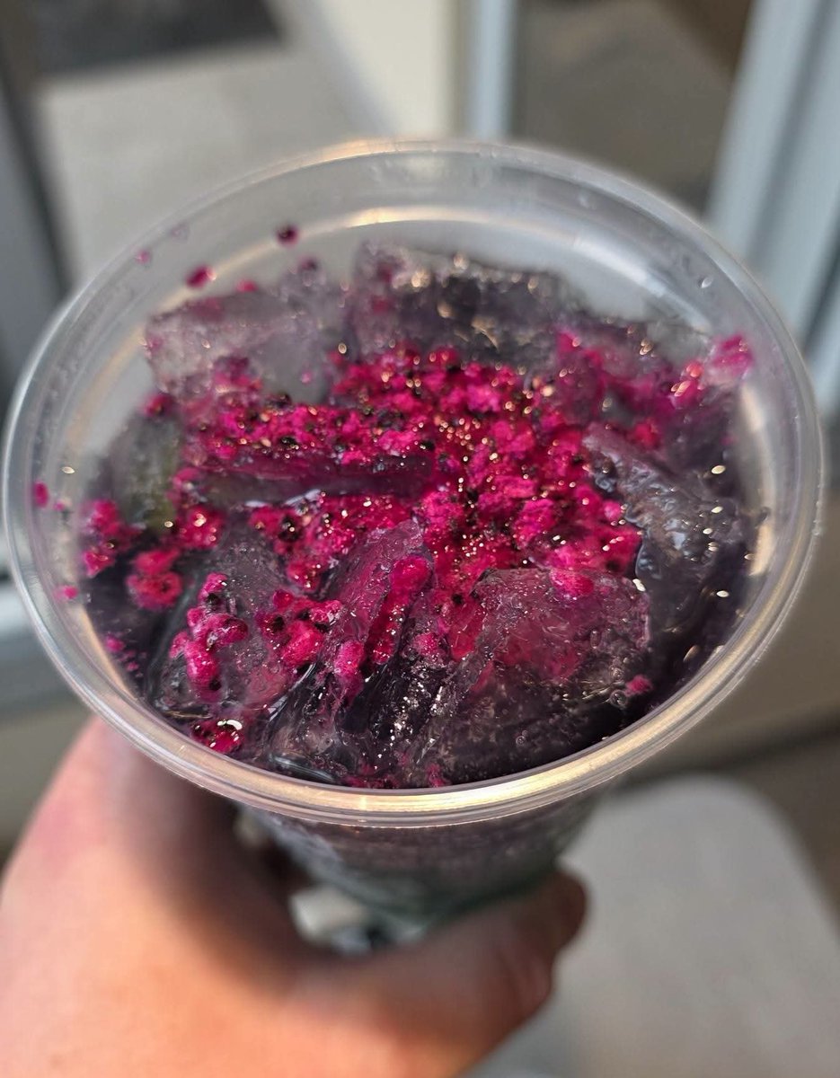 snackolator's tweet photo. McDonald's x Red Bull is ALMOST here - the new Dragonberry Energizer is going nationwide in both regular and zero sugar!

It mixes Red Bull with blue raspberry and then is topped with Dragonfruit pieces and looks stunning for a fast food drink.

Speculated to drop August 17th - are you going to try it?