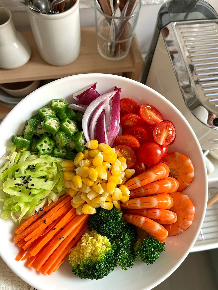 ZAWAHID2's tweet photo. Tasty 5-min quinoa bowl with roasted cherry tomatoes, steamed broccoli and grilled chicken – high protein, low fat, perfect for post-workout fuel!  #减脂餐 #HealthyEating https://t.co/5YcgSbDG3B