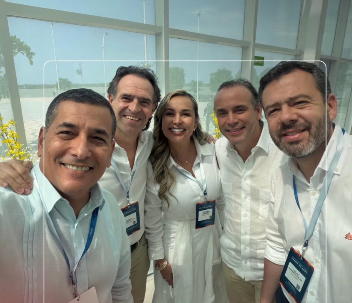 dumek_turbay's tweet photo. A Colombia la construimos desde las regiones y eso el nuevo gobierno del presidente @ABDELAESPRIELLA lo sabe. 

Grato encuentro con mis compañeros @FicoGutierrez @johanaaranda_ @alejoeder y @CarlosFGalan, en la gran Cumbre de Seguridad Urbana, desde Barranquilla.

¡A V A N Z A M O S!