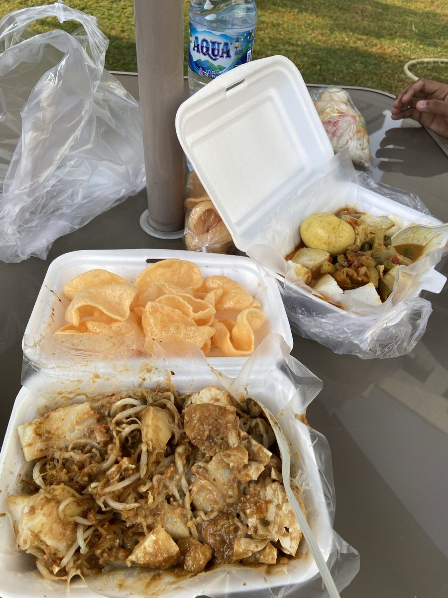 Pinkblumebae's tweet photo. Kalian lebih suka sarapan pake ketoprak apa lontong sayur?? https://t.co/XqVYs5jrsL