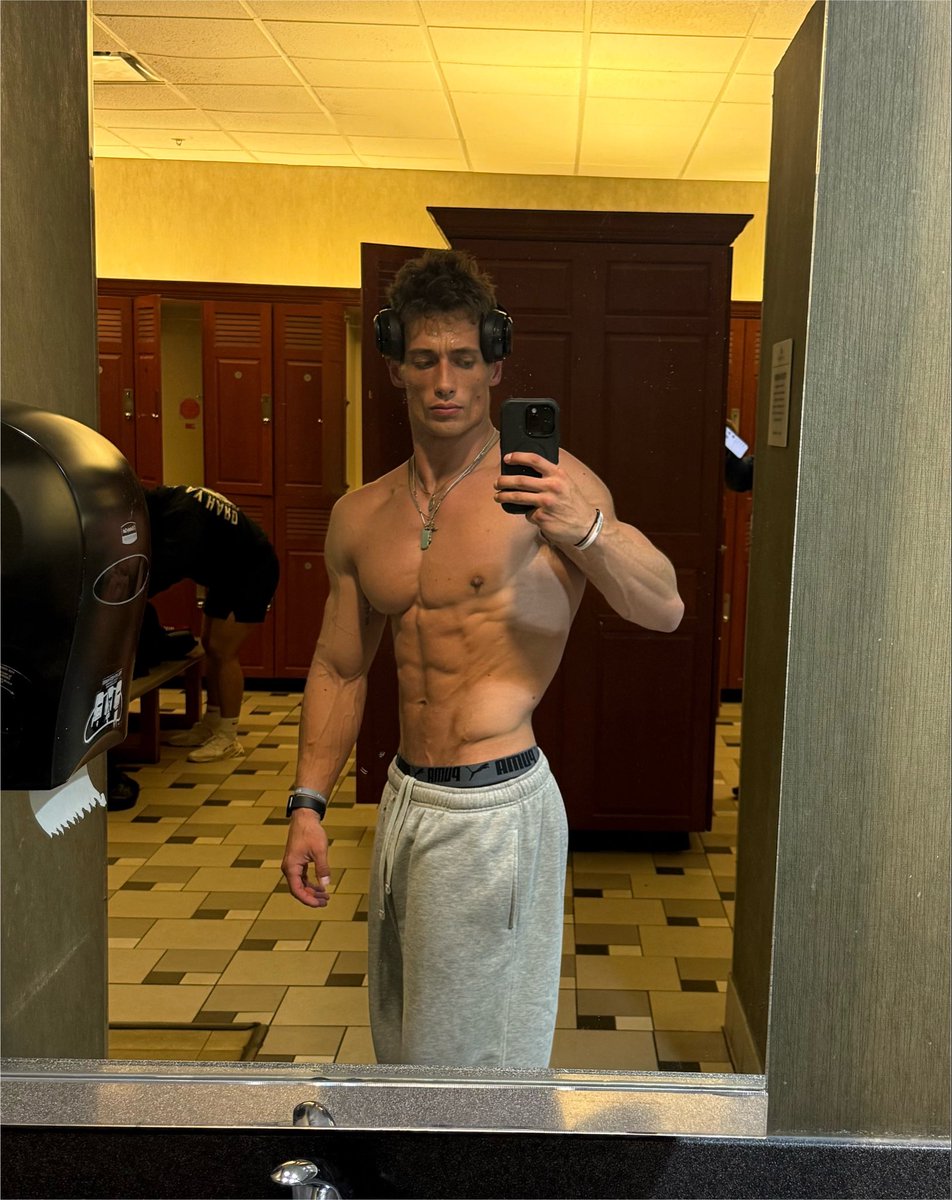 OliverKlozovXXX's tweet photo. @mikeytaste mogged :p https://t.co/InDL9A7WSi