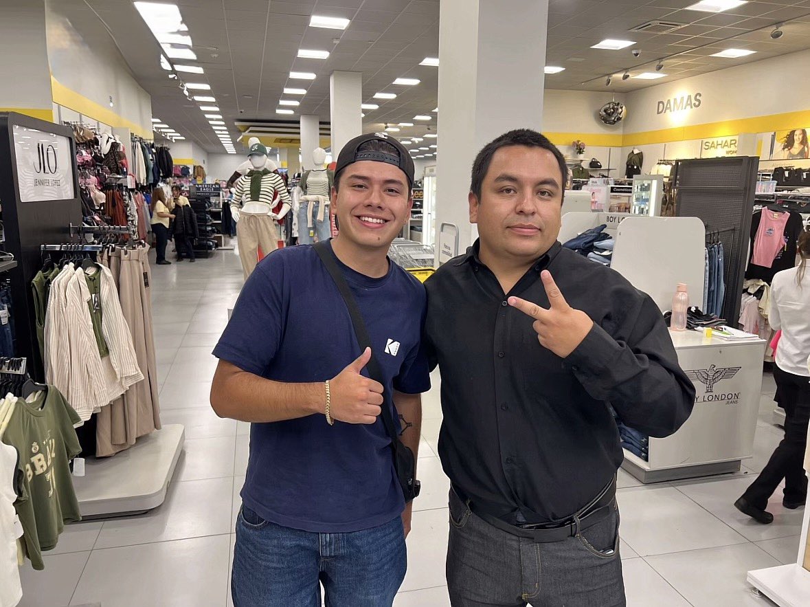 Dey_Odimpa's tweet photo. Bien “chambeador” su empleado de @MovistarMX en @Coppel Plaza Explanada, de Pachuca.

Se la pasa tomándose fotos con la gente en la sucursal. https://t.co/tqkcKQ4IwP
