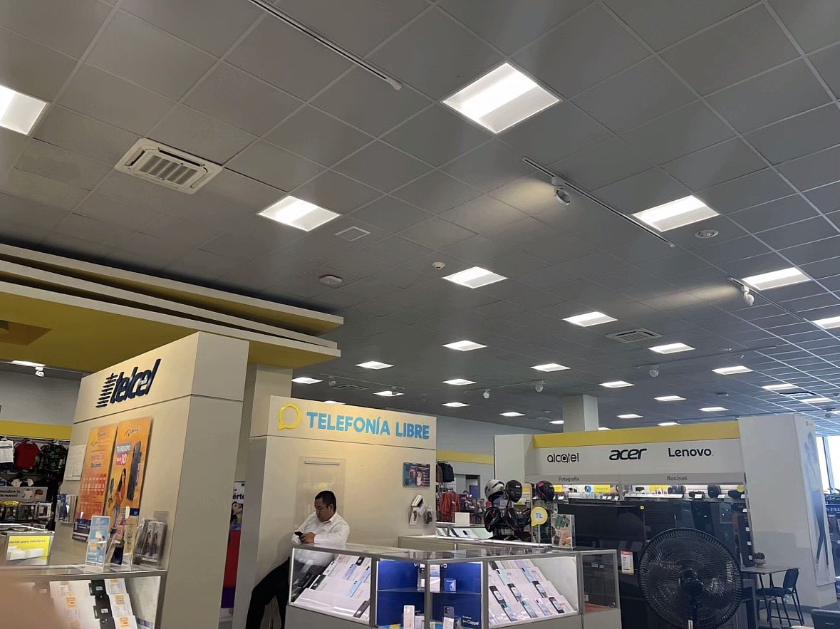 Dey_Odimpa's tweet photo. Bien “chambeador” su empleado de @MovistarMX en @Coppel Plaza Explanada, de Pachuca.

Se la pasa tomándose fotos con la gente en la sucursal. https://t.co/tqkcKQ4IwP