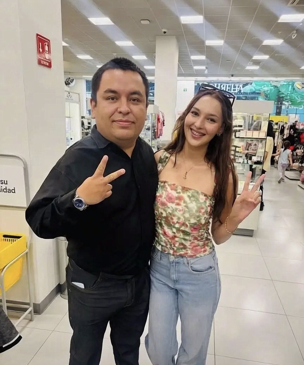 Dey_Odimpa's tweet photo. Bien “chambeador” su empleado de @MovistarMX en @Coppel Plaza Explanada, de Pachuca.

Se la pasa tomándose fotos con la gente en la sucursal. https://t.co/tqkcKQ4IwP