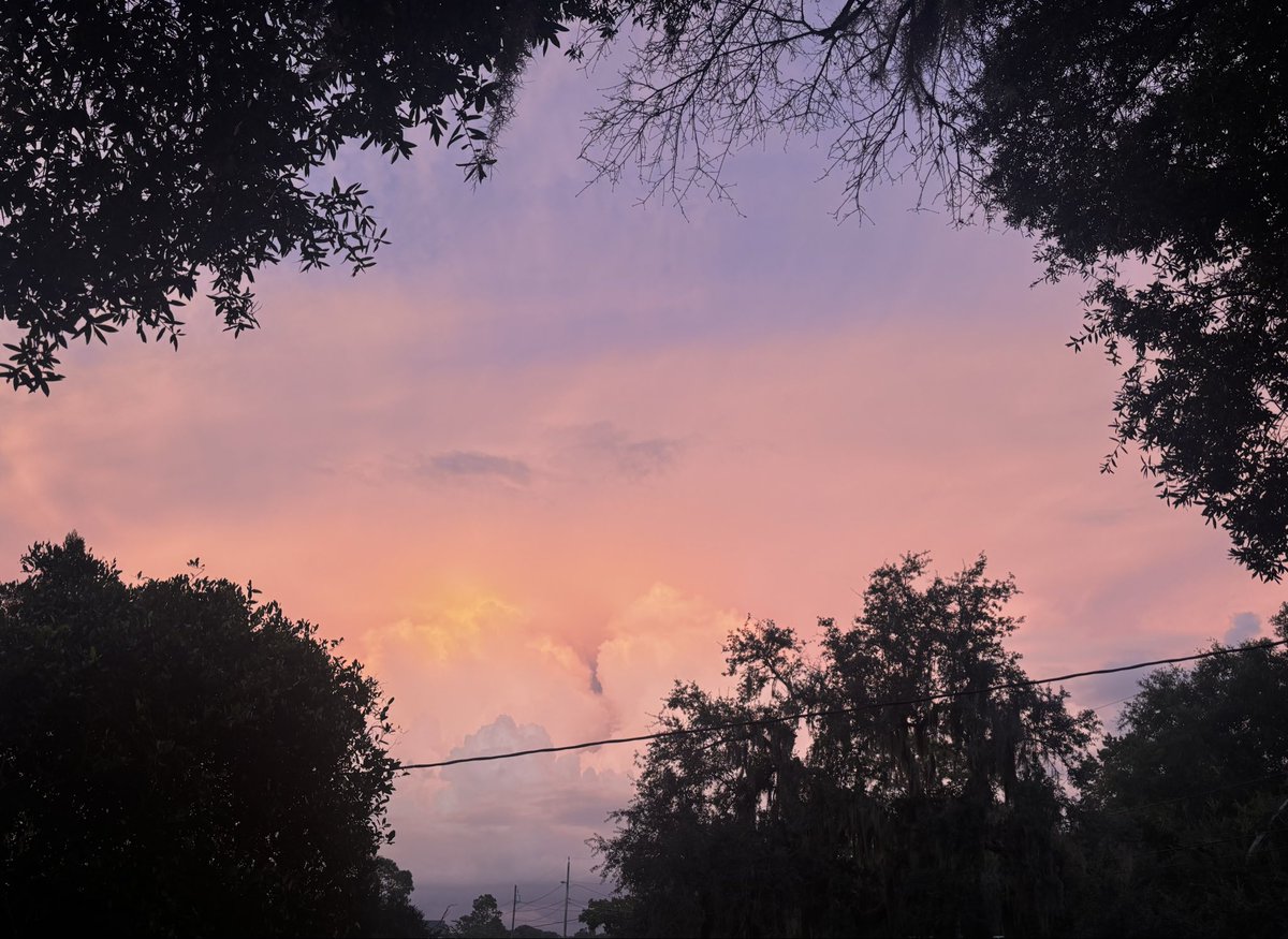AlannaAmon's tweet photo. Glow knowings.

Day submitting to dusk. 

Amongst the skies. 

Behold the behind views.

Opposite directions of the setting sun. 

Looking back, when necessary. https://t.co/dQQF7IGDxI
