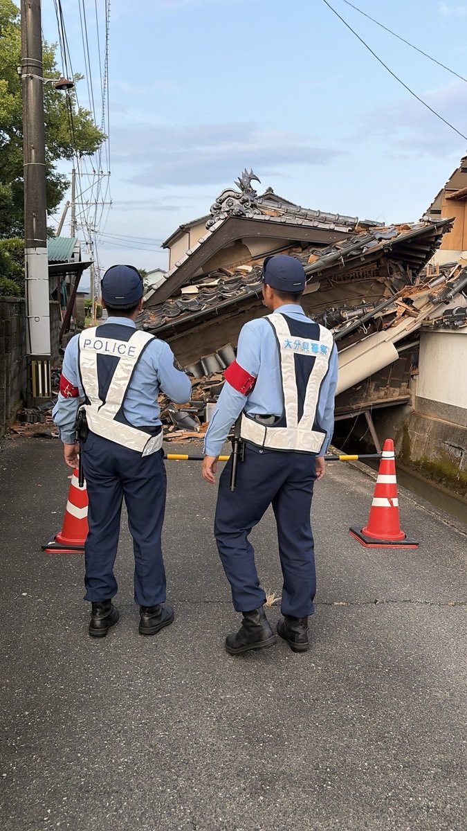 oita_police's tweet photo. 【令和８年熊本地震】

特別警戒部隊が、被災地において、倒壊したり住民が避難している家屋等から盗難等の被害を防ぐため、パトカーや徒歩で警戒を強化しています
写真は、宇城市内を徒歩で警戒している様子です
被災者の皆さんの不安を少しでも和らげられるよう、活動を続けてまいります
#大分県警察 https://t.co/94gIUoAoYX
