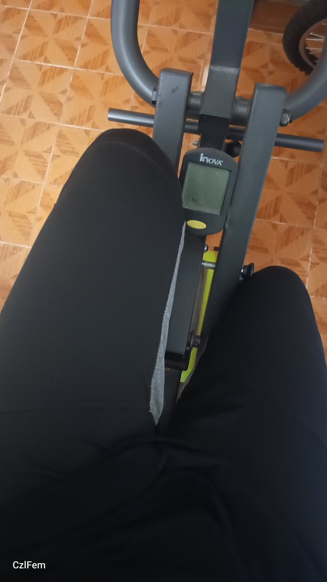 fem_czl's tweet photo. Hoy entrenamos en casa UwU https://t.co/sGZT3loFk7