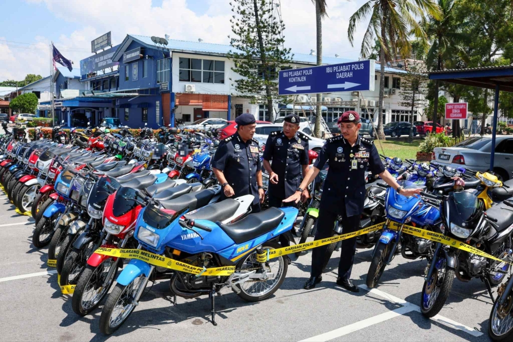 SinarOnline's tweet photo. RXZ Members 8.0: Polis serah semula 222 motosikal disita kepada peserta

Polis berkata, pemilik motosikal berjanji tidak akan mengulangi kesilapan sama pada penganjuran himpunan RXZ Members akan datang.

Artikel:  https://t.co/zTyv44s9qS

Foto: Bernama 

#SinarHarian #beritaterkini #RXZMembers
