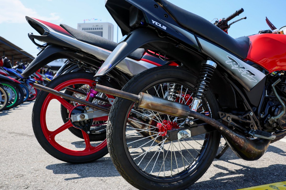 SinarOnline's tweet photo. RXZ Members 8.0: Polis serah semula 222 motosikal disita kepada peserta

Polis berkata, pemilik motosikal berjanji tidak akan mengulangi kesilapan sama pada penganjuran himpunan RXZ Members akan datang.

Artikel:  https://t.co/zTyv44s9qS

Foto: Bernama 

#SinarHarian #beritaterkini #RXZMembers