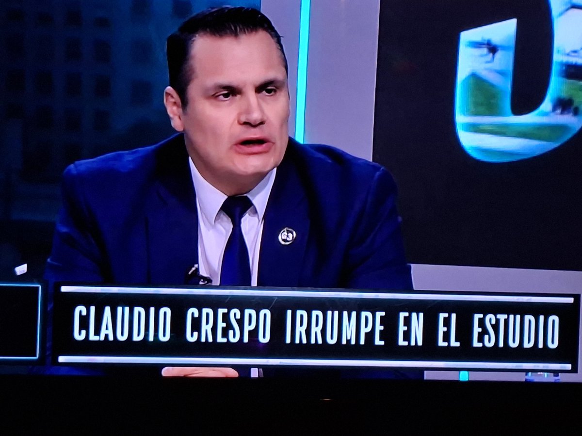 VeronicaWelkner's tweet photo. Cuarteto de fletos se retira de @Sinfiltros_tv por la sola presencia de un teniente coronel de @Carabdechile 
Grande @ClaudioCrespoG 
Espero que la extrema izquierda siga arrancando 🤣🤣🤣 https://t.co/F8wYgaKL6t