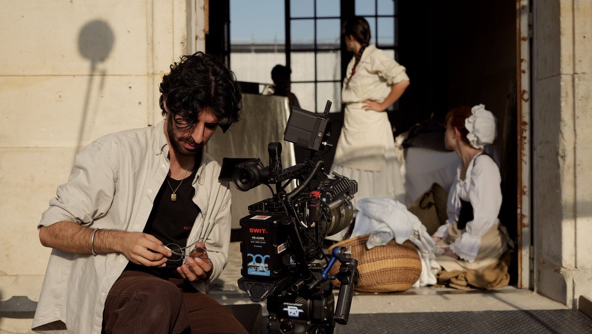 switglobal's tweet photo. Warm light. Quiet work.
A story finding its rhythm.
HB-A290B in the rig.
290Wh capacity | 250W / 10A constant high load 28.8V ARRI-standard B-mount
๐ท ig@grrizis
.
.
.
#SWIT #SWITPower #CameraPower #CinematicExperience #cameragear #ARRI #arricamera #cinematography https://t.co/47n5hWS9Fw