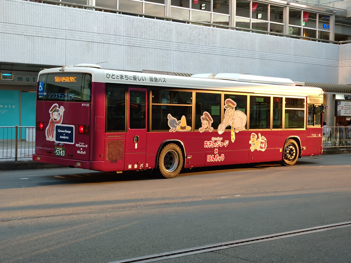 kland887's tweet photo. 昨日の帰りに川西能勢口で阪急バスのおさるのジョージバスに遭遇。電車の方は初日にいつも乗る電車で来ました。 https://t.co/exGSW9P32C