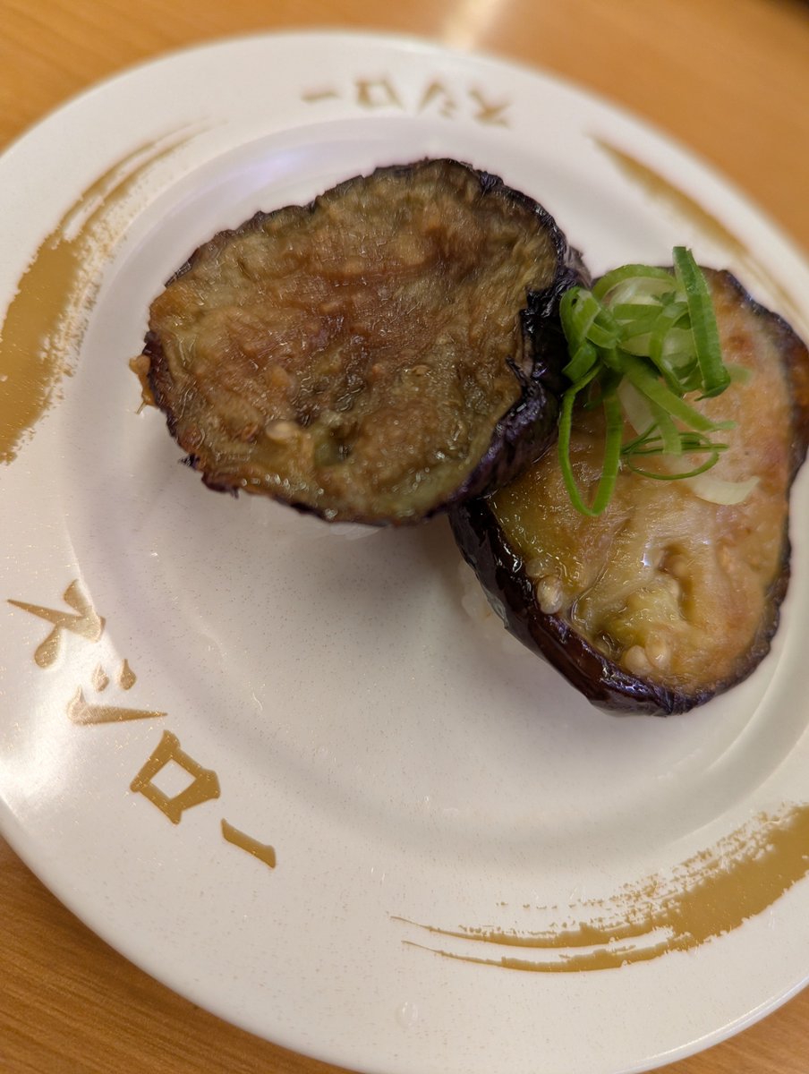 mohuta_n's tweet photo. スシロー
なすの揚げ浸しにぎり
初めて食べたけど、なすとろとろ🍆ご飯にたれ染み込んでて美味しいリピ

海老フライアボカドロール🍤
のりが中に巻かれてるので噛み切りづらい一口案件
ここのとびこは味があまり無いので食べれた🫶

えびチーズマヨあぶり
たまごサラダ軍艦は定番🫰 https://t.co/BirqZrsjPe