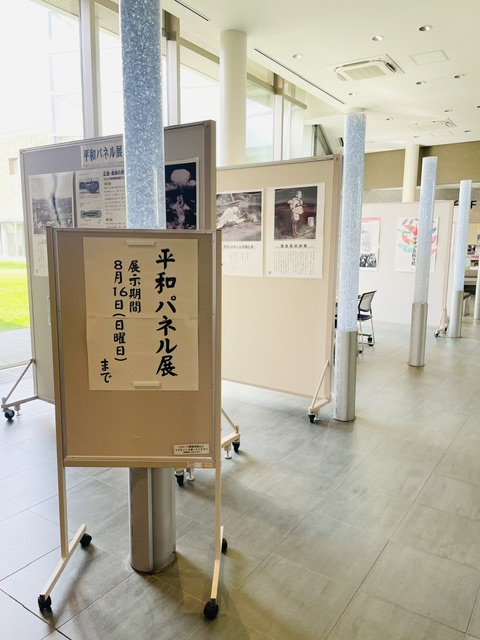 OTOFUKE_library's tweet photo. 【イベント情報】
平和パネル展
場所：本館エントランスホール
期間：8/16（日）まで
音更高等学校の見学旅行の写真展示や、折り鶴コーナーなどもあります。ぜひご覧ください🕊️ https://t.co/IwiSlEKi8e