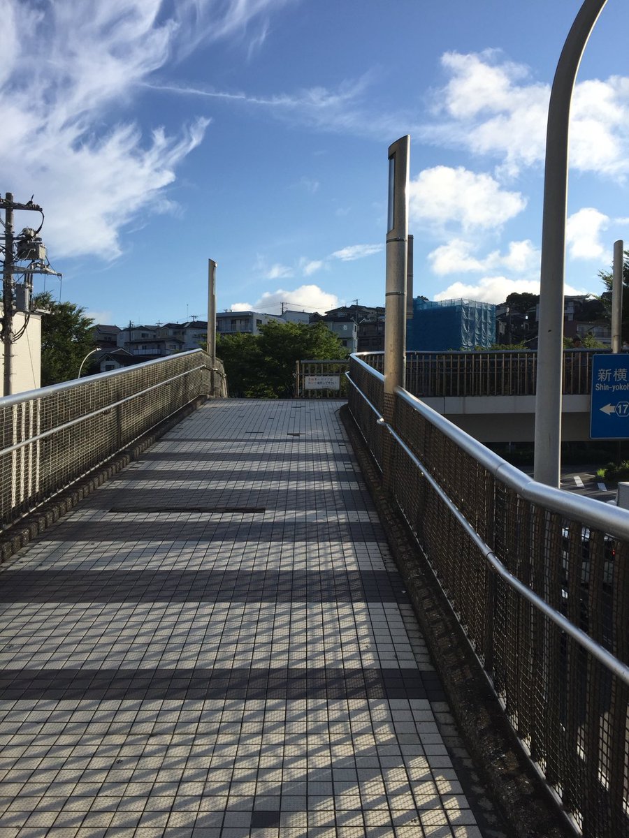 yamadakeiichiro's tweet photo. 上永谷駅　歩道橋　今日まで避暑地
「涼しくていいね。明日からまた暑い」壮年男性「覚えていてくれたんですか。金髪が目立つからかな」若手女性「頑張ってくださいね」これまた若手女性「自民も応援してるから不信任は可決しない」「市長辞めないの」今朝も市長問題の問合せ続々と。
配布数155枚　62% https://t.co/tQIbiRqSzT