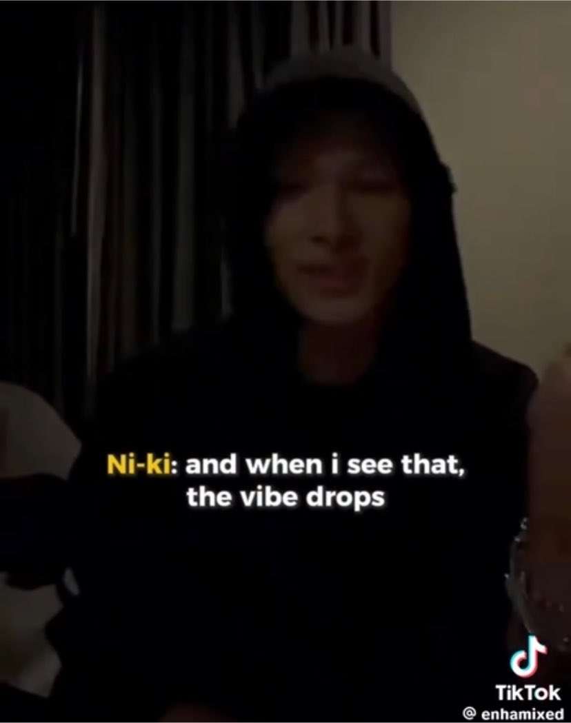 arispinkyup's tweet photo. I encourage idols to speak when fans are rude and everything but this live was so unnecessary. Even if she wans’t bullied that would’ve affected anyone- she insisted to give you flowers and ? There’s worse than not enjoying a concert- He just saying she’s and attention seeker. https://t.co/53fBT6xxk5
