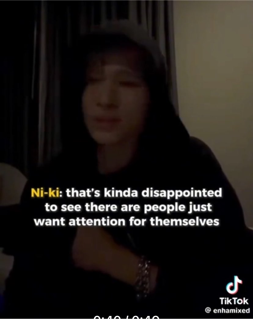 arispinkyup's tweet photo. I encourage idols to speak when fans are rude and everything but this live was so unnecessary. Even if she wans’t bullied that would’ve affected anyone- she insisted to give you flowers and ? There’s worse than not enjoying a concert- He just saying she’s and attention seeker. https://t.co/53fBT6xxk5